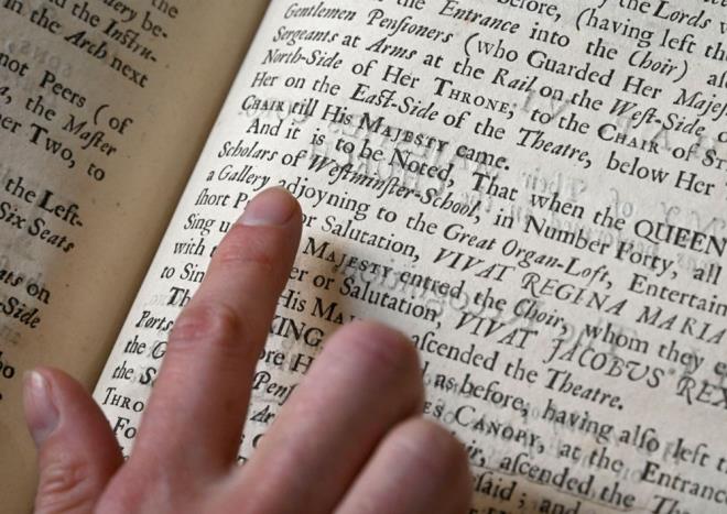 Tarihte ilk kez Kral'a dnyevi ve dini grevlerini temsil eden aksesuarlar (Kraliyet mcevherleri), Hristiyan olmayan kiilerce sunulacak. Bu aksesuarlar trenin ta giyme ve kuanma blmnde Mslman, Yahudi, Hindu ve Sih Lordlar Kamaras yeleri Kral'a sunacak.