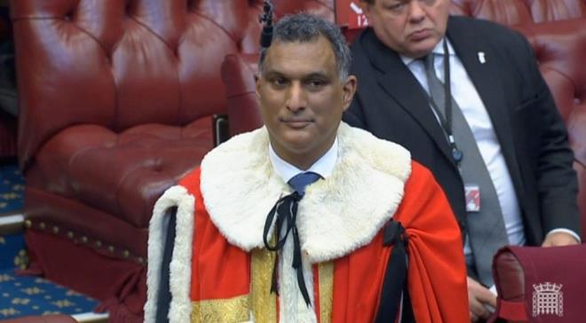 MSLMAN LORDDAN KRALA TAKDM    Mslman Lord Syed Kamall, koluna taklacak manetleri Kral'a takdim edecek.