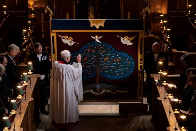 Kral, yeni yazlm yemin metnini okuyacak ve trende lkenin yerel dillerinden Galce, skoya Keltesi ve rlanda Keltesi ilahiler sylenecek.