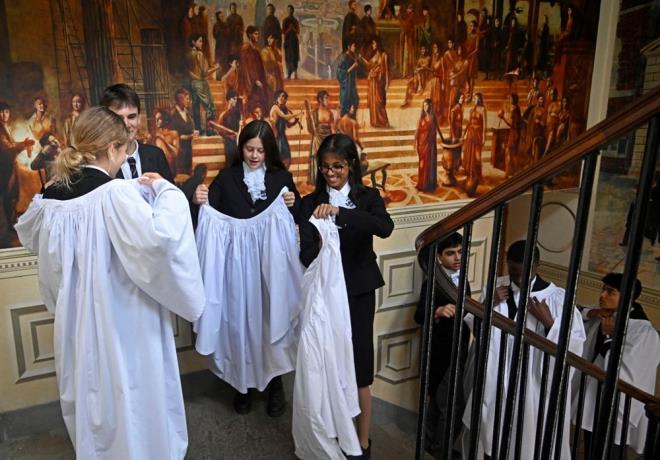 15 LKENN TEMSLCLER VE KLSE KOROSU GELECEK    Ayinin tantma ksmndan nce katedrale Hristiyan mezheplerinin dini liderleri, farkl dinlerin ve mezheplerinin liderleri, Kral'n devlet bakan olduu 15 lkenin temsilcileri ve kilise korosu girecek.