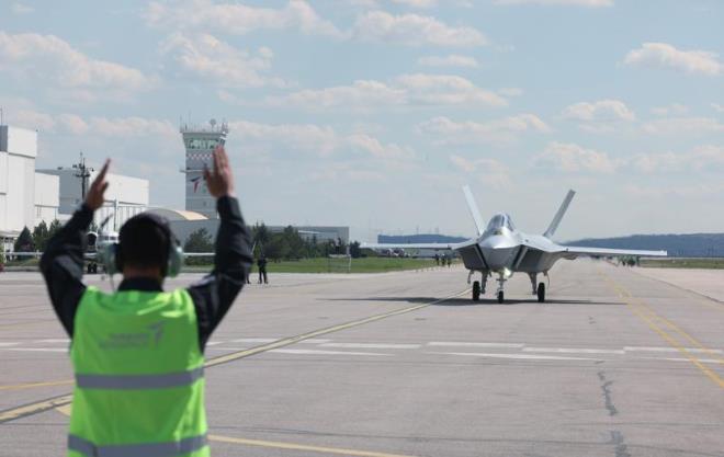 "Ayn ekilde ok nemli grevler stlenecek ANKA-3, muharip insansz sava uamzla inallah nmzdeki gnlerde ilk uuunu yapacak. Kzlelma ve ANKA-3, KAAN ile otonom ekilde kol uuu yapacaklar. Hepsi de yerli mhimmatlarmzla grev icra edecekler. Bylece silahl insansz hava arac standartlarn dnya apnda en st dzeye karm olacaz. Dost ve mttefik lkeler iin de retimine baladmz Hrku, imdiden uluslararas bir platforma dnt. Yaknda Nijer ve ad'a ilk rnleri veriyoruz. Milli helikopterimiz Gkbey'den de mutlu haberler alyoruz. Gkbey, artk kendi mhendislerimizin tasarlad trbinli motorla uuyor.