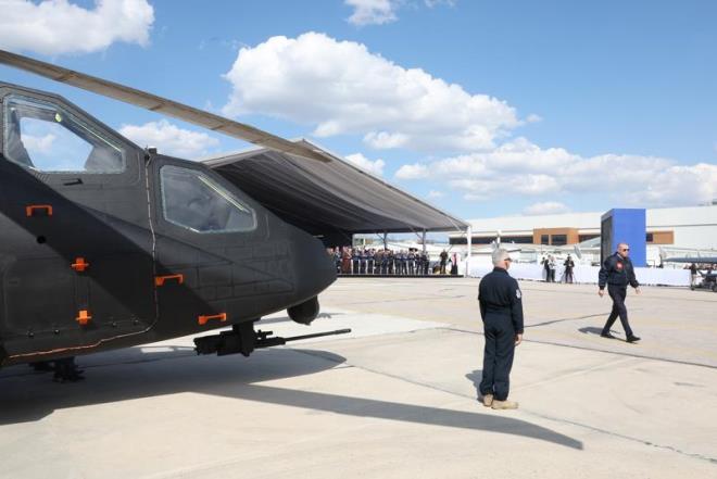 Son aylarda savunma sanayisinde art arda milleti sevince boan mjdeler verdiklerini syleyen Erdoan, "Bunlarn arasnda TCG Anadolu gemimizin donanmamza katlmas var. MECE uydumuzun baaryla uzaya frlatlmas var. Altay tankmzn test iin Silahl Kuvvetlerimize teslim edilmesi var. GKBEY helikopterimizin yerli motorla umas var. lk defa bir insansz deniz aracmzdan torpido atlmas var. Hamdolsun artk karada, denizde ve deniz altnda, havada, uzayda, her alanda varz. Bugn projelerimizin yeni bir safhasyla milletimizin karsndayz. Yarn inallah ok daha yenilerini greceiz." diye konutu.