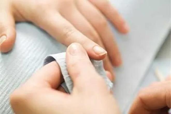 ATLAK TIRNAKLAR  <br>    Katman katman dklen trnaklar, atlak trnak olarak nitelendirilir. Trnak atlaklna neden olan etken ise yanl beslenmeden kaynaklanr.