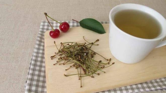 KRAZ YAPRAI AYI NE KADAR TKETLMEL?  <br>  drar sktrc zellii olduundan dolay gnde en fazla 2 bardak tketilmesi tavsiye edilir. 2 hafta itikten sonra mutlaka ara vermeli. Ayrca zayflamak isteyenlerin ay ierken mutlaka yemeklerine dikkat etmeleri ve gnde en az yarm saat spor yapmalar tavsiye edilmektedir.