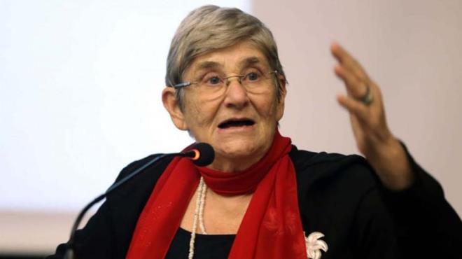 Peki ine iplie dndren kiraz yapra ay nasl yaplr? te tarif:  <br>  KRAZ YAPRAI AYI TARF  <br>  Malzemeler:  <br>  1 tutam kiraz yapra    4-5 adet kiraz sap    2 su barda