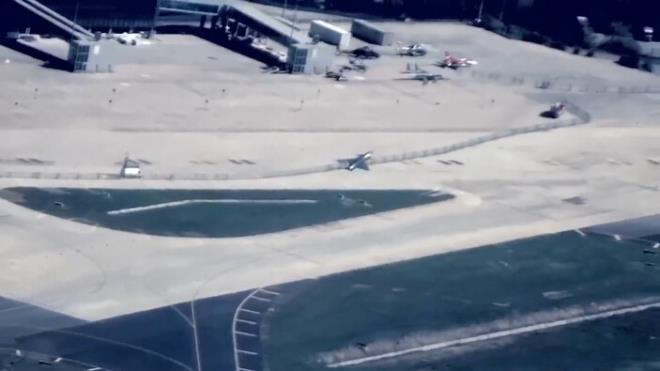 Kzlelma ile TCG Anadolu ayn karede  <br>  Kzlelma dn yolunda, anakkale Boaz'ndan geen TCG Anadolu gemisiyle yolda karlat..  <br>  Kzlelma'nn TCG Anadolu'yu selamlad anlar ise Bayraktar Aknc THA'nn kamerasna yansd.