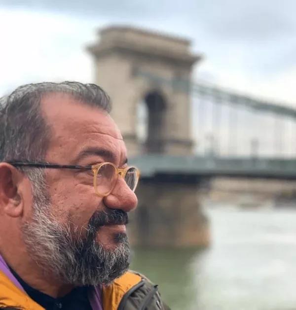 "Komak ne kelime! 10 yllk ilikim bir inat uruna bitti. Evli deilim ama beraber yaadm bir hatunum vard, beni brakt gitti."