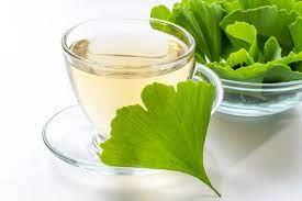 GNKGO BLOBA AYININ FAYDALARI<br>    Ginkgo biloba bitkisinin yapraklarndan elde edilen ay pek ok fayda salyor. te sz konusu faydalardan bazlar u ekilde;  <br>   Kalbin korunmasn salar.  <br>   Hafzaya faydal olur.<br>     Ba ars ve migrene iyi gelir.<br>     Kan dolamn arttrr.<br>     Depresyona iyi gelir.<br>     Parkinson hastalna iyi gelir.