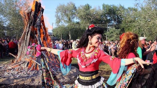 HIDIRELLEZ MESAJLARI  <br>  Her yl 5 Mays'ta kutlanan Hdrellez gnnde paylaabileceiniz mesajlar derledik:  <br>  "Baharn, bolluun ve bereketin habercisi Hdrellez kutlu olsun."    "Zor zamanlarda yardma koan Hz. Hzr ile yamuru duasnda tayan Hz. lyas?n bulutuu gn olan #Hdrellez kutlu olsun.  Havada, suda, toprakta bereketi mjdeledii gibi gnlmzdeki sevginin, kardeliin ve huzurun bereketini de mjdelesin"    "Umudumuzun yeniden yeerdii Hdrellez kutlu olsun. Dualarnz kabul, muratlarnz gerek olsun."    "Gzel dileklerinizin gereklemesi; bolluk, bereket, huzur ve salk getirmesi dilei ile?    "Baharn mjdecisi Hdrellez Bahar Bayrammz Kutlu Olsun."