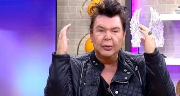 "TELEVZYON KARYERM BTT"<br>  Grenlerin tanmakta zorland 57 yandaki arkc, daha nce yaptrd yz dolgusundan dolay yaad pimanl anlatmt.  <br>  Yzm yakndan ekip internette farkl grntlerle veriyorlar. Benim bu yzden televizyon kariyerim bitti. Sanyorlar ki, estetik doktorlarnn kapsnda yatyorum. Yaptrdm dolgudan dolay oluan deformeden dolay iki tane programm iptal oldu. zmdeki deformasyon ilerime engel oldu. nsanlar benim iin yapmasaym diyormu. Ben aldm zaten cezam. Botoksu bilmiyorum ama dolgu yaptrmayn derim. Dolgular durup beklermi. Volkan gibi ieride patlarm.