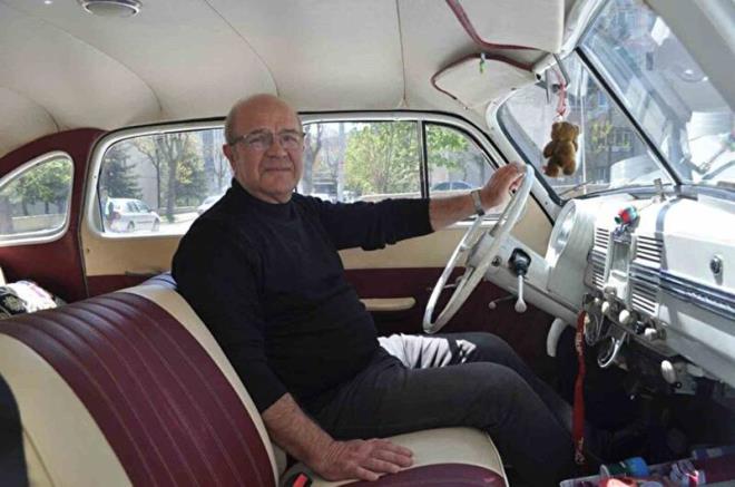 "Sinyalleri zellikle ok dikkat ekici ve orijinal"    <br>  73 yandaki aracyla karlama ve tamirat srecini anlatan Gnay Uras, "Bu aracn hikyesi yle; bir arkadam Amerika'ya gidiyor, Eskiehir'den, 15 sene bu araba arkadamn kynde kalyor. Ben onu grdmde hurda halindeydi, arac sanayide ustalarmzn da yardmyla masraf ederek toparladk. Kendisi 1950 model bir ara, 1939-50 yllar arasnda Almanya'da imal edilmi. Sinyalleri zellikle ok dikkat ekici ve orijinal, gece sinyalleri ok gzel yanyor, yandan kma yerleri var. Eski insanlar tanr bu sinyalleri bilirler yani. Kyde kapal bir alanda muhafaza edildii iin btn paralar orijinal fakat rmeler vard. ryen paralarn birounu yurt dndan aldrdm, buradaki sanayideki ustalarmzla birlikte toparladk" dedi.