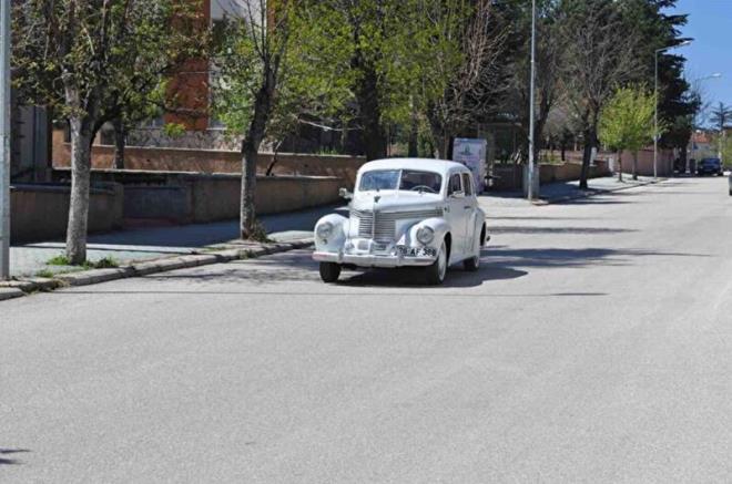 "Tamiratna toplamda 20 bin Euro harcadm"    <br>  Otomobilinden lke genelinde sadece 4 adet olduunun altn izen antika merakls Gnay Uras, tamirat iin 20 bin Euro harcad aracnn kendisine verdii hissi anlatt. Trafikte seyrederken dier srclerin antika otomobiline ilgi duyduunu belirten Uras yle devam etti: