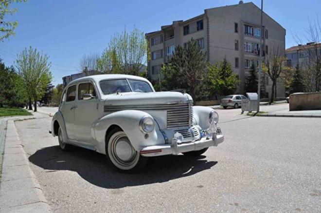 Bu anlattklarm gerekten benim iin tarif edilmez bir duygu. u anda arkamda bulunan aracm 73 yanda. Trafikte bu arac grdnde herkes tebessm ediyor, zellikle ocuklar parmaklaryla gsteriyorlar. Fotoraf ekilenler aracmla ok oluyor, belki biraz abartl olacak ama polisler beni durdurduklarnda ehliyet ya da ruhsat sormuyorlar sadece aracmda fotoraf ektirip bana iyi yolculuklar diliyorlar. Aracm benimle ayn yata neredeyse binebildiimiz kadar bineceim, keyfini sreceim."