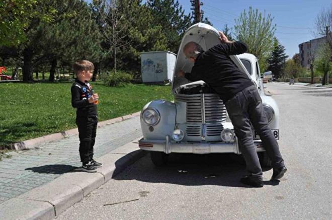 "Bu aratan Trkiye'de sadece 4 tane olduu syleniyor, bulunduu ehirlerin; Ankara, stanbul, Bolu ve Eskiehir olduunu duydum. Ben bu arac oktan beridir istiyordum zaten antikalar da ok dknm evimde de bir sr antika var. Buna sahip olunca ok mutlu oldum yalnz tamir ettirene kadar bir sene neredeyse sanayi arsnda yattm. Tamiratna toplamda 20 bin Euro harcadm. Arkadam ara iin cret vermedim sadece vergilerini falan dedim nk o aracnn rmesini istemedi. Hissi ok gzel zellikle direksiyona getiiniz zaman anlyorsunuz bunu. rnein, fren yaptnda nnn aa inip kalkmas ya da sinyallerinin yanndan kmas ve orijinal olmas.