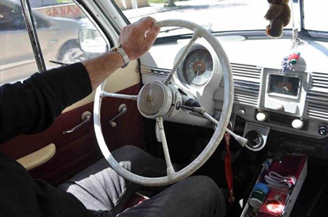 73 yanda olan aracn kyde terk edilmi halde bulan Uras, tamirat iin aylarca urat sanayide yaklak 20 bin euro harcad. Arala ayn yata olduunu belirten antika merakls, ocukluunda hayallerini ssleyen araca yarm asrdan daha fazla bir sre sonra kavumann mutluluunu yayor. Trafikte neredeyse herkesin aracna ilgiyle baktn syleyen Gnay Uras, otomobilinin lke genelinde sadece 4 tane olduunu belirtti.