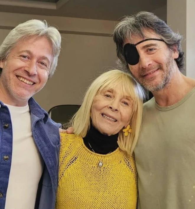 Annesi, kardei ve sevdikleriyle bir araya gelen Arkn, hala acsnn ok taze olduunu belirterek "Her kavuma aslnda bir ayrlk? Bu sene ben konutum, sen dinledin babam. Her zaman her yerde benimle olmana ramen anlatacak ne ok ey varm. Sen bu fotoraflarn her yerindesin." ifadelerini kulland.