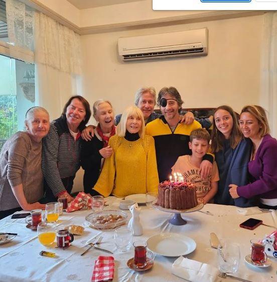 lk kez yeni yana babasz giren Murat Arkn, ailesiyle ekildii kareyi sosyal medya hesabndan paylat.