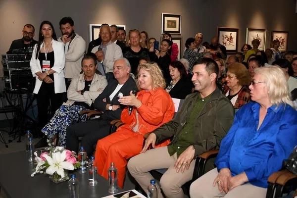 "Sevgi insana mutluluk katar"<br><br>  Sinema sektrne adm atmadan nceki hayatnn hznl getiini belirten Trkan oray, ?ocukken sadece annem bam okuyordu. Biraz baba sevgisinden mahrum yaadm. Tam sevgiye doyamadm. Yalnz bir aileydik. Sonra hayatmda ok gzel bir ey oldu ve sinemayla tantm. Ben sinemay ok sevdim; sinema sayesinde de insanlar beni ok sevdi. Hayatta sevgi ve sevmek ok gzel bir duygu. Zaten sevgiyle hayatta gzellemeyecek hibir ey yok. inizi sevgiyle yaparsanz baarl olursunuz. Yaknlarnza ve dostlarnza sevgi gsterirseniz o sevgi giderek byr. Sevgi insana mutluluk katarak dnyay gzelletirir? diye konutu.