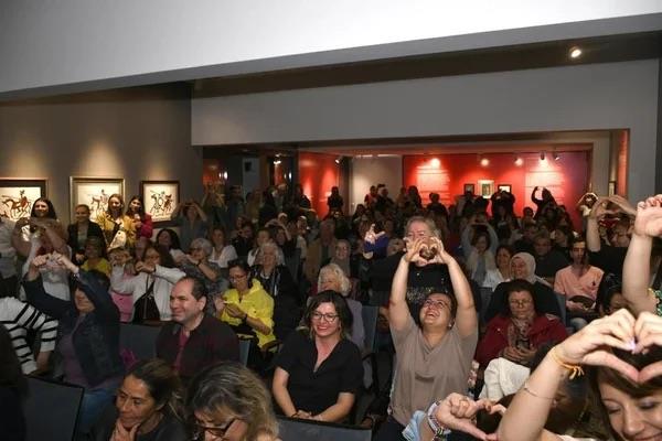 Kuadas Belediyesi ve KUSAV i birliinde kente kazandrld gnden bu yana sanat dnyasnn nemli isimleri arlayan ve birbirinden sekin sanat eserlerine ev sahiplii yapan Ada Modern Sanat Galerisi?nin konuu bu kez ?Selvi Boylum Al Yazmalm?, ?Vesikal Yarim? ve ?Bodrum Hakimi? gibi unutulmaz filmler ile hafzalara kaznan usta oyuncu Trkan oray oldu.