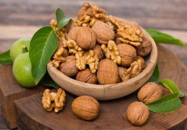 Ceviz, fndk, fstk, badem gibi kuruyemiler, bol miktarda salkl ya ieriyor.    Bu salkl yalar, karbonhidrata gre inslin seviyelerini fazla ykseltmedii iin, ani gelen alk krizlerini de nlyor.