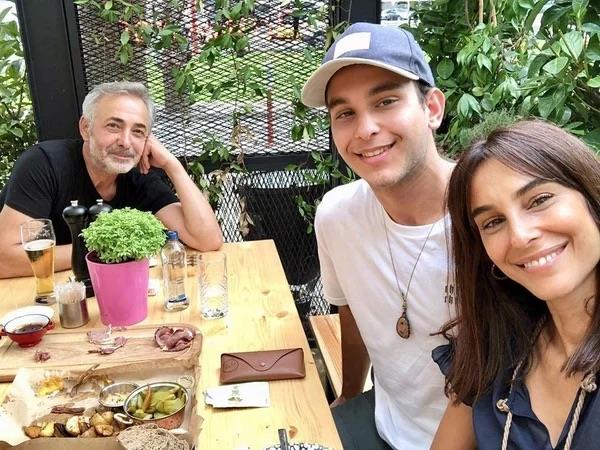 "Daha nce de paylatm zere; zamanla her ilikinin yaad/yaayabilecei bir yorgunluktan geiyor olmak; birbirimize olan sevgimizi, saygmz, ailemizin durduu yeri deitirmeyecek! Sevgiyle, skunetle??