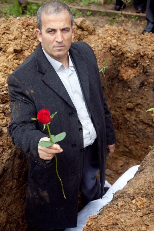 Dzen ve tertibi esas alan, ayrntlarda kl krk yaran ama ou zaman nndeki duvara toslayan Deli Hsn her eye ramen bu sezon da Vadi'nin glmseyen ve glmseten yz olmay srdrecek.