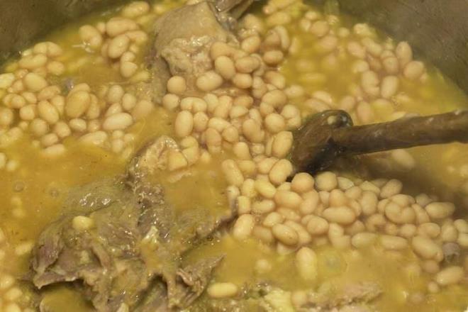 Uzmanlarn dikkat ektii ve asla i tketilmemesi gereken o besinlerden birisi de sosis. Sosisli sandvilerde yar piirilmi sosisler aslnda salmz iin son derece tehlikelidir nk i sosiste listeria bakterisi bulunur.