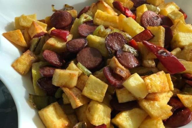 Bu tehlikeli bakteri sindirim sistemini bozarak zehirlenmeye neden olabilir. Bu ihtimali ortadan kaldrmam tek yolu ise sosisleri iyi bir ekilde piirmektir. Uzmanlar, sosisi i bir ekilde tketmekten kanmanz gerektiinin altn iziyor.