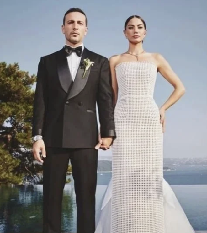 "yle eyler yok"  <br>  Demet zdemir 'yle eyler yok' diyerek aldatma iddialarn yalanlamt. zdemir, "Byle eylerin kacan biliyordum. Sadece bize zel iddialar olmuyor. zc haberler bunlar, gerek deil. Anlamal boanma olacak. Aldatlma iddialar gerek deil" demiti.