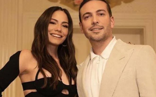 Ekranlarn nl ve baarl oyuncularndan Demet zdemir ve arkc Ouzhan Ko ifti, getiimiz sene austos aynda grkemli bir dnle nikah masasna oturdu.