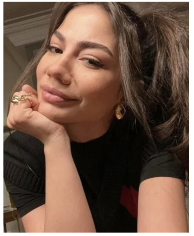 O oyuncu zdemir denmiti  <br>  Sosyal medyada yer alan ?evli bir ynetmen evli bir oyuncuyla iliki yayor? haberlerindeki oyuncunun Demet zdemir olduu ne srlmt.