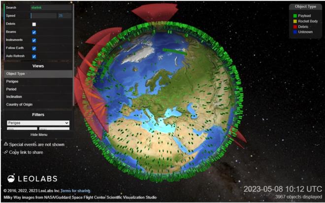 "SAATL BOMBA"    te yandan, Harvard-Smithsonian Astrofizik Merkezi'nde astrofiziki olan Jonathan McDowell, uzaydaki enkazlarn hbirbirileri ile arparak ya da yeryzne derek patlayabileceini ve bunun insanlara zarar verebileceini belirterek, onlar "saatli bomba"ya benzetti. McDowell ayrca,  Long March 5B adl iticilerinin ok byk olmalar nedeniyle "en endie verici" roketler arasnda yer aldn syledi.