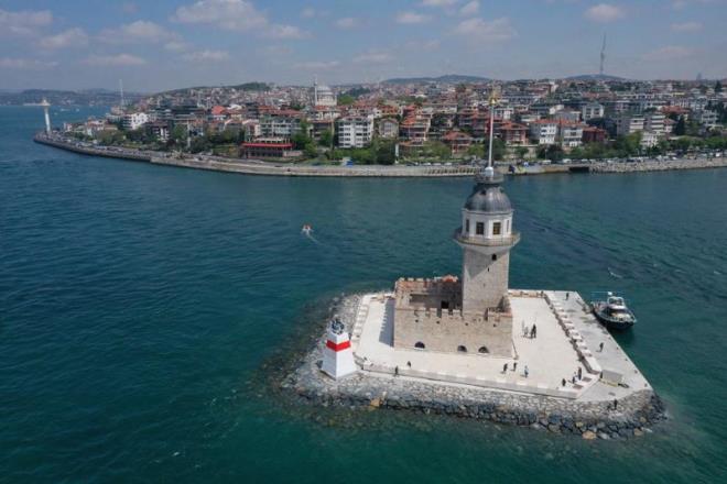 Yapnn tarihi beden duvarlar, paslanmaz elikten grnmez gergilerle glendirildi ve kale blmnn zgn duvarlar ortaya karld.