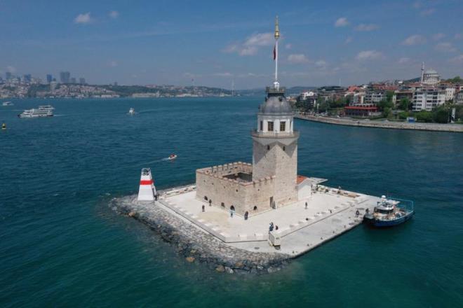 Tm bu almalara ilave olarak, kuleye giden temiz su hatt elden geirildi, enerji hatlarnn yenilenmesi yapld. Eski durumda pis su artma nitesi ya da kanalizasyona eriim bulunmad iin bununla ilgili yer alt biyolojik artma sistemi de yapld.  <br>  evre dzenlemesi kapsamnda ziyaretilerin oturup dinlenebilecei, ayn zamanda dalgalara kar set oluturan ve aydnlatma cihazlarna sahip deniz ortamna dayankl prekast niteler yerletirildi.