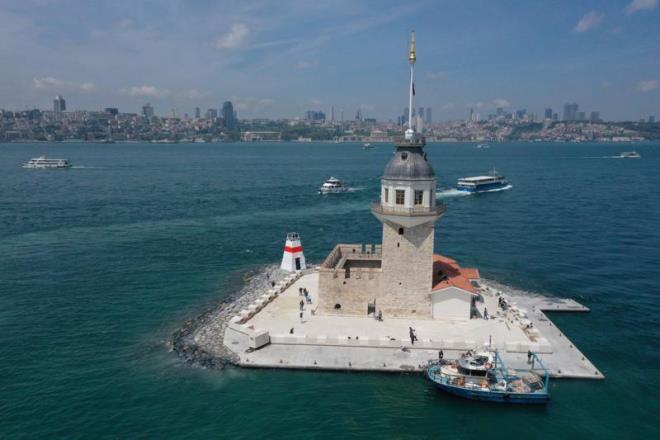 Depreme kar tm nlemler alnd  <br>    Ayn zamanda restorasyon almalar sonucu, olas bir deprem veya zemin hareketinde yapnn zarar grmemesi iin ada etrafna elik-beton btnleik kazklar da yapld. Yap evresi betonarme destek kirileri ve donatl saha betonarme demesiyle ada etrafndaki ana kayaca ankre kazklardan destek alarak glendirildi.