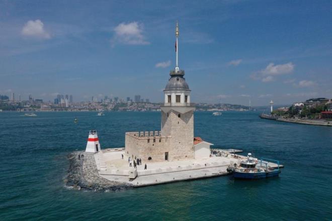 Kulenin stanbul'da yeniden bir cazibe merkezi haline gelmesi de planlanyor. Bu nedenle Kz Kulesi ve Galata Kulesi arasnda iirlere ve hikayelere konu olan ak anlatan esiz bir k ve ses gsterisi de tasarland. lk gsteri kulenin ziyarete alaca 11 Mays'ta 21.00'de yaplacak ve her akam ayn saatte tekrar edilecek.