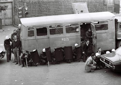 te 12 Eyll 1980 tarihinde gerekleen darbenin ncesi ve sonrasnda yaananlardan kareler.