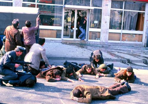 te 12 Eyll 1980 tarihinde gerekleen darbenin ncesi ve sonrasnda yaananlardan kareler.