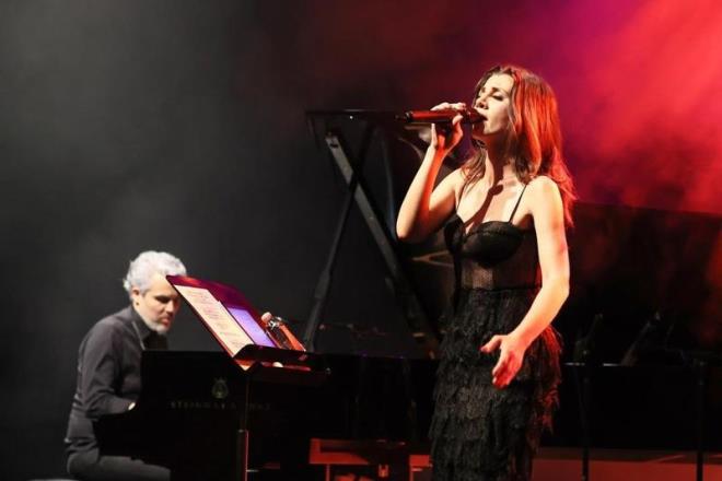 nl oyuncu, sahneden ekilen fotoraflarn sosyal medya zerinden takipileri ile paylamay ihmal etmedi.