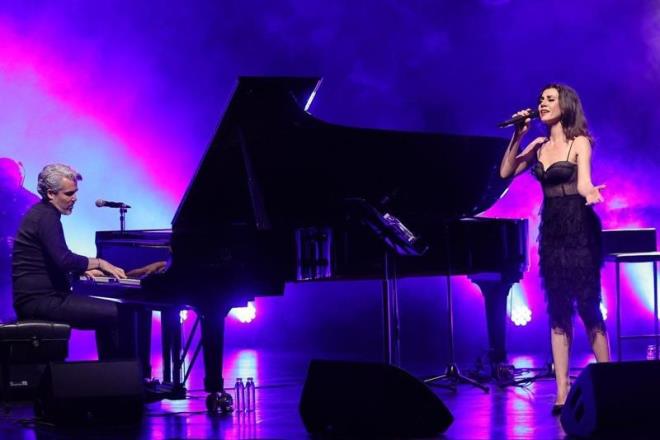 Ei de mzisyen olan Gke Bahadr, getiimiz akam ei Emir Ersoy ile beraber sahneye kt.