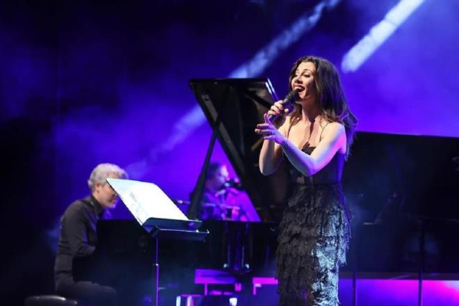 mer dizisi ile ekranda yer alan Gke Bahadr, bir yandan sahne almalarna da devam ediyor.