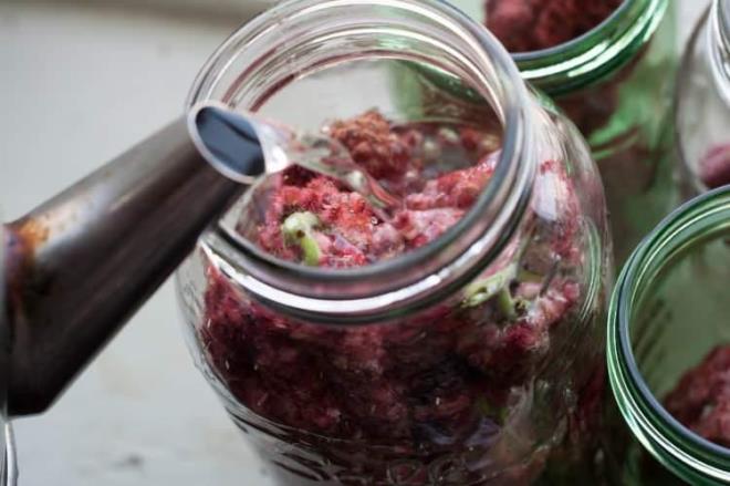 ? Kandaki inslin orann dengeler. Bu zellii sayesinde diyabet ve yksek tansiyon hastalarnn tketmesi gereken besinler arasndadr.  <br>  ? Antioksidan etkisi sayesinde st solunum yollar hastalklarnda aniden meydana gelen yksek atei drerek beyin saln korur.       <br>  ? Hafta da bir bardak tketilen sumak suyu, sinir sisteminde deforme olmu hcrelerin saysn azaltarak salkl hcrelerin artmasna yardmc olur. Yorgunluk, stres ve depresyon gibi rahatszlklarn yaanma riskini de azaltr.