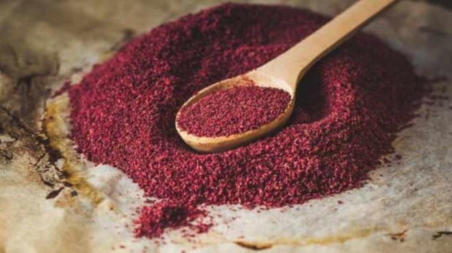 ? Gda zehirlenmesi esnasnda sumak baharatn kaynatp bir bardak imeniz faydal olacaktr. Hem midenizi hemde barsaklarnz temizleyerek idrar ve dklamayla zehirlenmeye neden olan zararl bakterileri vcuttan atar.  <br>  ? Sumak suyu, sindirimi dzenledii iin zayflamak iinde kullanabilirsiniz.