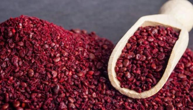 Alternatif tp alannda da yararlanlan bu bitkinin meyvesi kre ekline benzemektedir. Krmz veya bordo renge sahip olduu bilinen sumak, vcutta iltihaplar ve hazmszlk bata olmak zere pek ok farkl rahatszla da iyi gelmektedir.