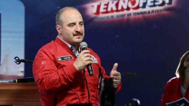 Yaklak 1 yldr siyasi konulara mizahi adan ele alan Gldr Gldr ekibi, Sanayi ve Teknoloji Bakan Mustafa Varank'n Trk uzay yolcusuyla ilgili szlerini skelerine konu edindi. Bursa'da sahnelenen gsteride Varank, elinde msryla n sralarda yer ald. Gsterinin ardndan kulise giderek oyuncular tebrik eden Bakan Varank, moderatr Ali Sunal ve Beikta Kltr Merkezi (BKM) ekibini tebrik etti.