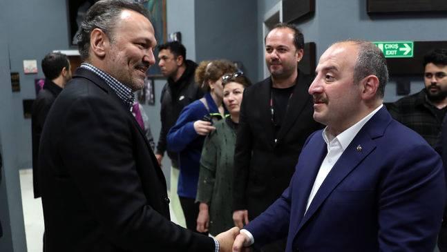 Bursa'dan milletvekili aday olan Sanayi ve Teknoloji Bakan Mustafa Varank, 'Gldr Gldr Show?un Bursa Kltrpark Akhava Tiyatrosu?nda sahnelenen gsteriyi keyifle izledi. Varank, daha sonra kulise geerek burada sanatlar ve moderatr Ali Sunal' tebrik etti.    Mustafa Varank, BKM'nin kurucusu Ylmaz Erdoan ile de telefonda grerek almalarnda baarlar diledi.