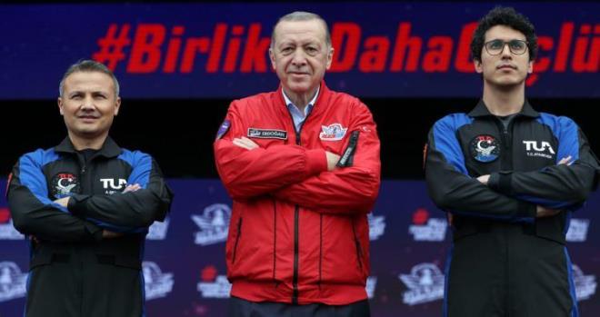 Bakan Varank'n aklamasndan bir ay sonra Trkiye Uzay Ajans, Trk Uzay Yolcusu ve Bilim Misyonu'na yaplan binlerce bavurunun ardndan zorlu testlerden geen Alper Gezeravc ve Tuva Cihangir Atasever, Trk uzay yolcular olarak belirlendi. Cumhurbakan Recep Tayyip Erdoan, TEKNOFEST 2023?de Gezeravc ve Atasever?i Trkiye?ye tantt.
