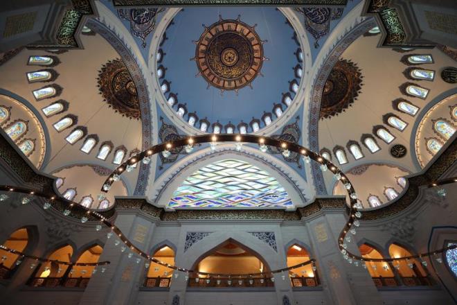 Avizenin, okyanus dalgasnn iz dm ve zerinde 99 tane fanusun olduunu anlatan Klnk, unlar kaydetti:  <br>    "Ana kubbe yazmz, bir gemi dmeninin ierisine yazdk nano teknolojiyle. Tam gbeinde 16 keli kutup yldz var. Camimizin ana kuak yazsna, Rahman Suresi'nin tamamn yazdk. Fakat Nuruosmaniye Camii'den sonra yaplan en nemli rneklerden birisi yazmz konkav. Yani eik bir yaz. ok zor bir almayla meydana gelen bir yaz olduunu syleyebilirim. Bir baka zellik mihrabmz. 700 sene sonra yani 1300'l yllarda yaplan bir rnekten yola karak bugne geldik. 80 bin para ininin, yaklak 1,5 sene sren projelendirme, tasarm, imalat ve uygulamadan sonra meydana gelen bir projedir. "