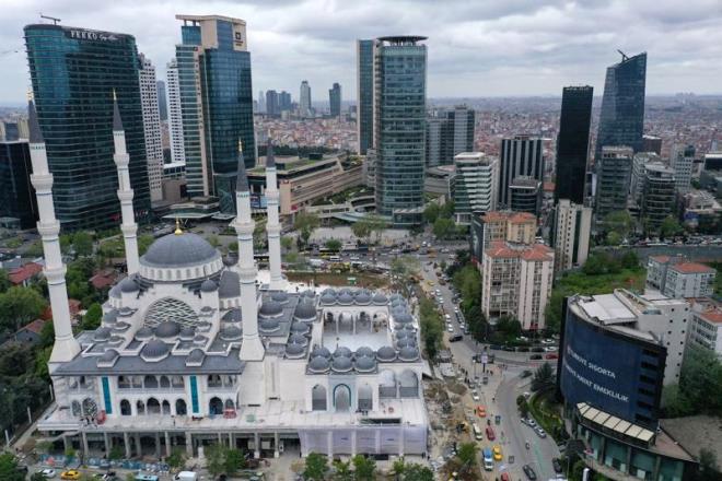 Ana kubbesinin ap 24, ykseklii 44 metre olan yapnn 4 minaresinden ikisi 79, ikisi de 92 metre uzunluunda ina edildi.