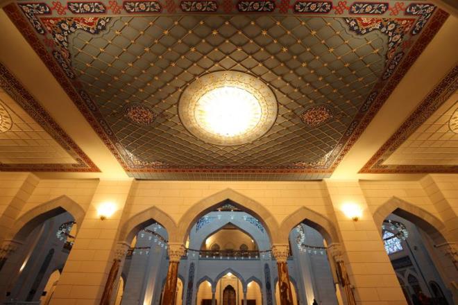 Barbaros Hayrettin Paa Camisi'nin en belirgin zelliinin ismi olduunu dile getiren Klnk, caminin zelliklerine ilikin u bilgileri aktard:<br>      "Camimizin bulunduu yer stanbul'umuzun Beikta ilesinin Levent semti. Buras Barbaros Hayrettin Paa'nn askerlerinin eitim alan. Bu yzden burasnn ismi Levent. Temel atma merasimimizde Sayn Cumhurbakan'mz burann ismini Barbaros Hayrettin Paa Cami diye ilan edince, ondan sonraki srete projemizin tamamn Barbaros Hayrettin, yapt iler, deniz ve bunlarla ilgili detaylar n plana karc bir alma yaptk. Ortaya tematik cami diyebileceimiz bir eser meydana getirmeye gayret ettik. zerinde durduumuz halmzn, okyanus yosunu diyebileceimiz ve deniz dalgalarn hatrlatan bir desen var."